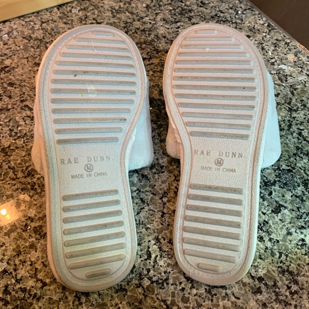 Rae Dunn BE KIND Gray Faux Fur Memory Foam Slippers Size Medium - Picture 4 of 5